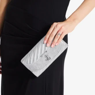 Cartera Curve con cadena Carteras de piel napa metalizada acolchada en color plata con cadena