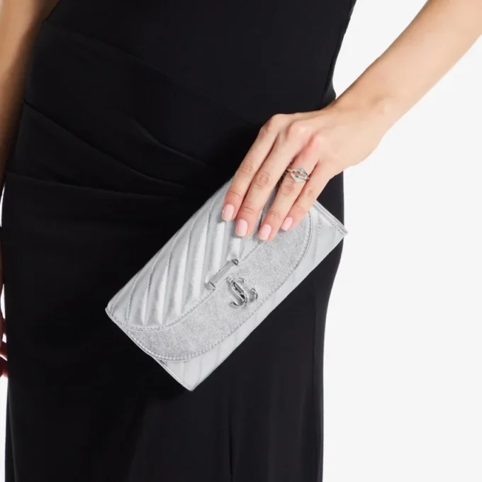 Cartera Curve con cadena Carteras de piel napa metalizada acolchada en color plata con cadena