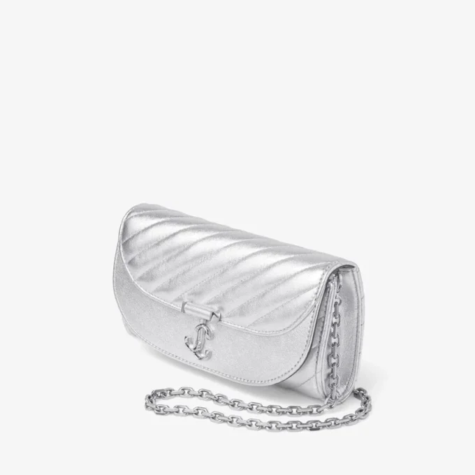 Cartera Curve con cadena Carteras de piel napa metalizada acolchada en color plata con cadena