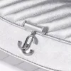 Cartera Curve con cadena Carteras de piel napa metalizada acolchada en color plata con cadena