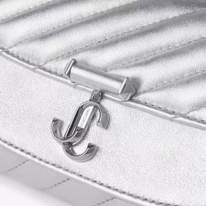 Cartera Curve con cadena Carteras de piel napa metalizada acolchada en color plata con cadena