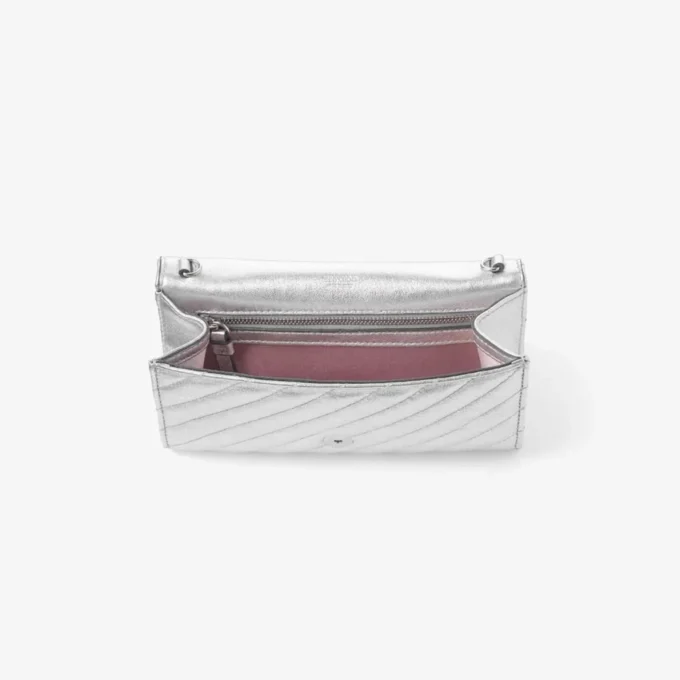 Cartera Curve con cadena Carteras de piel napa metalizada acolchada en color plata con cadena