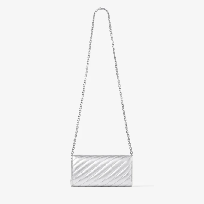Cartera Curve con cadena Carteras de piel napa metalizada acolchada en color plata con cadena