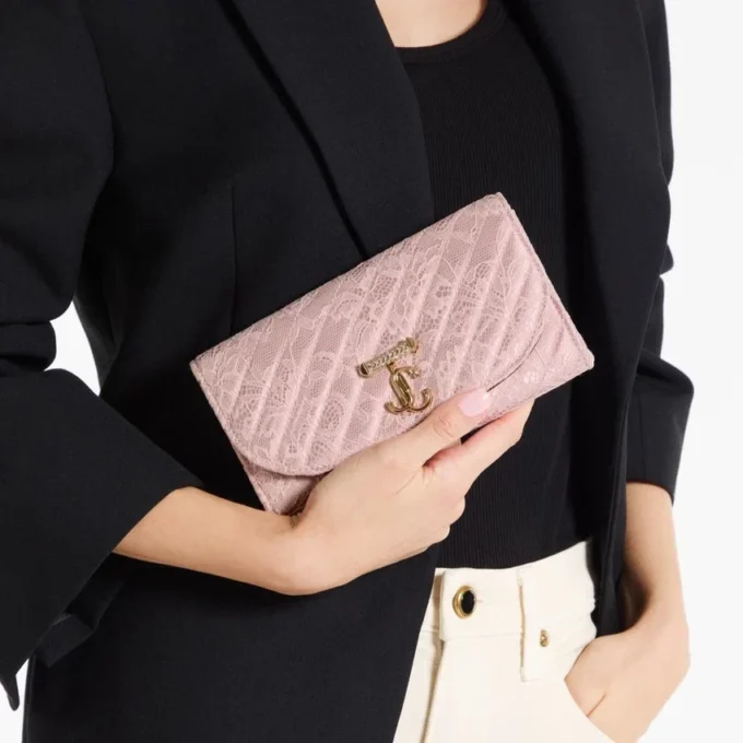 Cartera Curve con cadena Carterita acolchada de encaje jimmy choo con barra JC de cristal Cartera Curve con cadena Carterita acolchada de encaje jimmy choo con barra JC de cristal