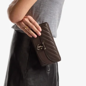 Cartera Curve con cadena de cuero Biker acolchado color chocolate