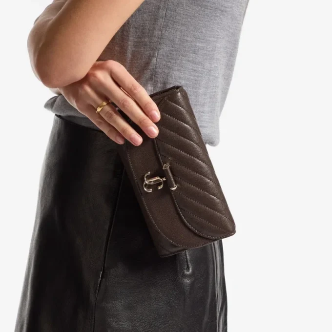 Cartera Curve con cadena de cuero Biker acolchado color chocolate