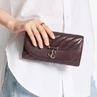 Cartera Curve con cadena de cuero Biker acolchado en color merlot intenso