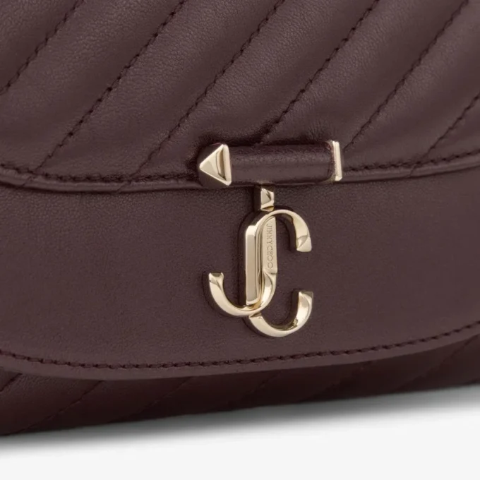 Cartera Curve con cadena de cuero Biker acolchado en color merlot intenso Cartera Curve con cadena de cuero Biker acolchado en color merlot intenso
