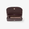 Cartera Curve con cadena de cuero Biker acolchado en color merlot intenso Cartera Curve con cadena de cuero Biker acolchado en color merlot intenso