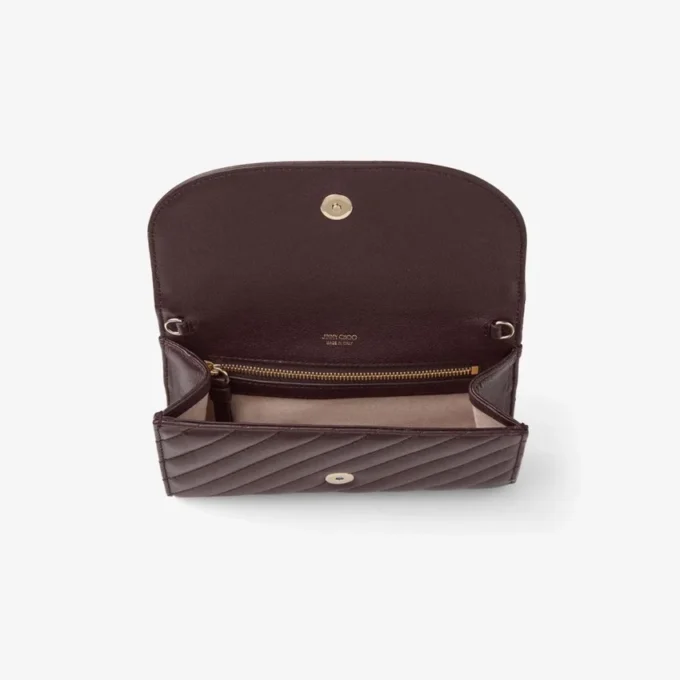 Cartera Curve con cadena de cuero Biker acolchado en color merlot intenso Cartera Curve con cadena de cuero Biker acolchado en color merlot intenso