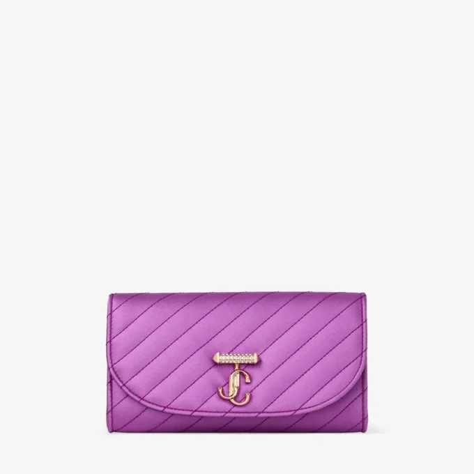 Cartera Curve con cadena de satén acolchado en color violeta orquídea con barra Jc de cristal Cartera Curve con cadena de satén acolchado en color violeta orquídea con barra Jc de cristal