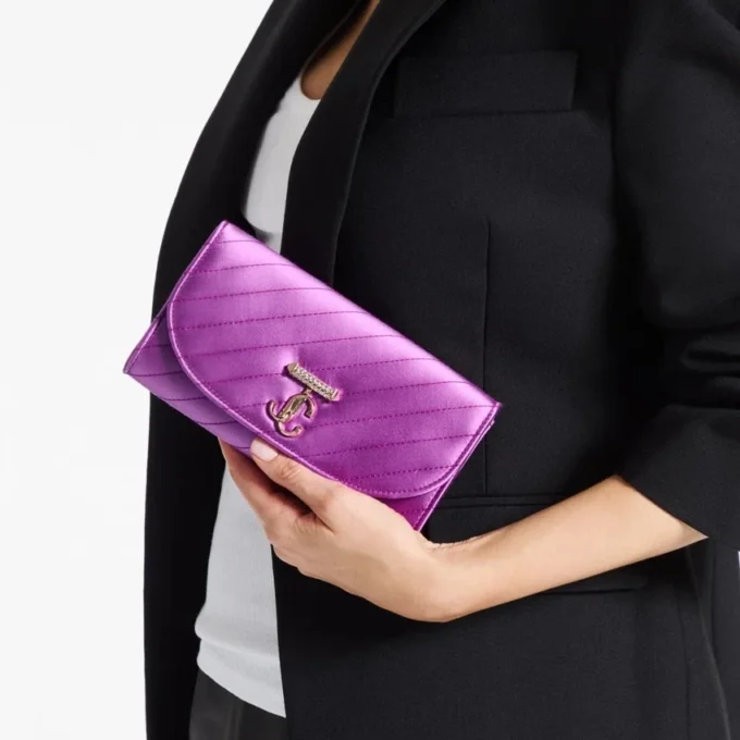 Cartera Curve con cadena de satén acolchado en color violeta orquídea con barra Jc de cristal Cartera Curve con cadena de satén acolchado en color violeta orquídea con barra Jc de cristal