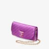 Cartera Curve con cadena de satén acolchado en color violeta orquídea con barra Jc de cristal Cartera Curve con cadena de satén acolchado en color violeta orquídea con barra Jc de cristal