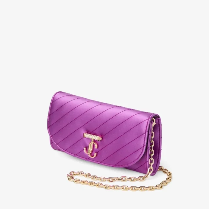 Cartera Curve con cadena de satén acolchado en color violeta orquídea con barra Jc de cristal Cartera Curve con cadena de satén acolchado en color violeta orquídea con barra Jc de cristal