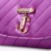Cartera Curve con cadena de satén acolchado en color violeta orquídea con barra Jc de cristal Cartera Curve con cadena de satén acolchado en color violeta orquídea con barra Jc de cristal