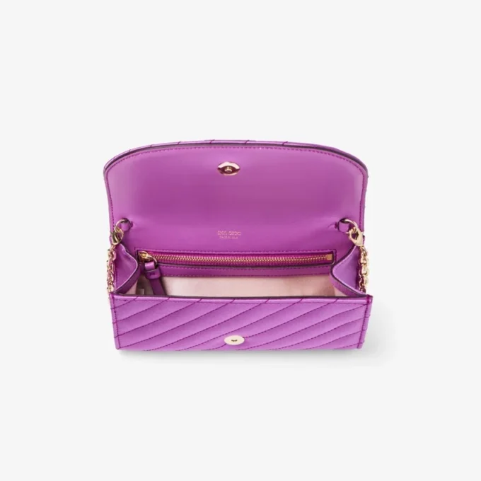 Cartera Curve con cadena de satén acolchado en color violeta orquídea con barra Jc de cristal Cartera Curve con cadena de satén acolchado en color violeta orquídea con barra Jc de cristal