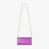 Cartera Curve con cadena de satén acolchado en color violeta orquídea con barra Jc de cristal Cartera Curve con cadena de satén acolchado en color violeta orquídea con barra Jc de cristal