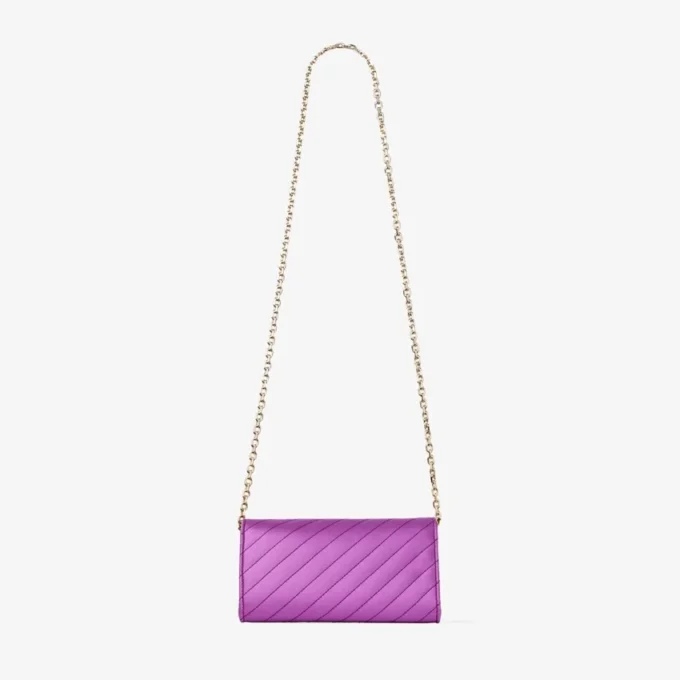 Cartera Curve con cadena de satén acolchado en color violeta orquídea con barra Jc de cristal Cartera Curve con cadena de satén acolchado en color violeta orquídea con barra Jc de cristal