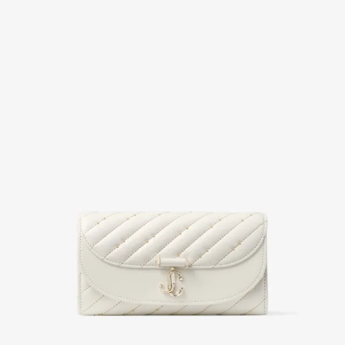 Cartera Curve con cadena en color latte Cartera de piel napa acolchada con cadena