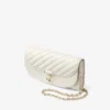 Cartera Curve con cadena en color latte Cartera de piel napa acolchada con cadena