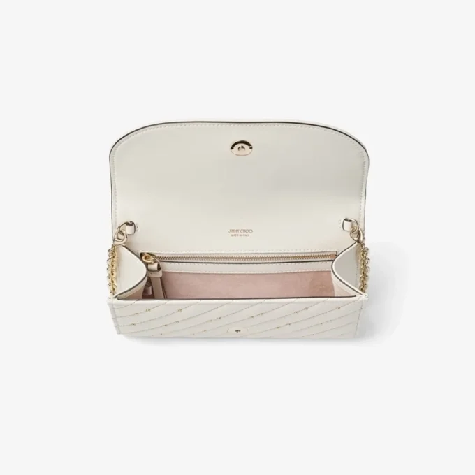 Cartera Curve con cadena en color latte Cartera de piel napa acolchada con cadena