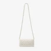 Cartera Curve con cadena en color latte Cartera de piel napa acolchada con cadena