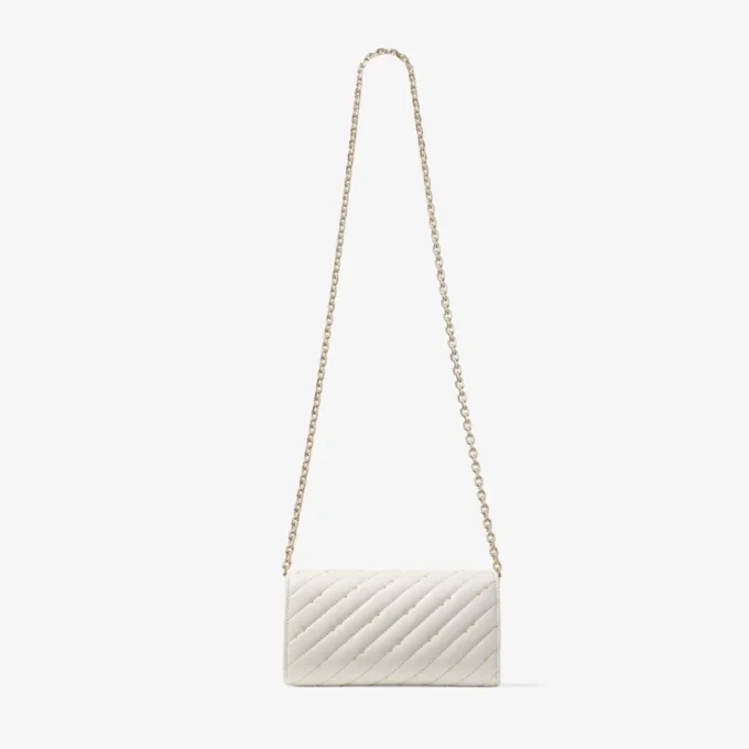 Cartera Curve con cadena en color latte Cartera de piel napa acolchada con cadena