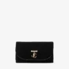 Cartera Curve con cadena. Mini bolso de terciopelo acolchado negro con barra JC de cristales Cartera Curve con cadena. Mini bolso de terciopelo acolchado negro con barra JC de cristales