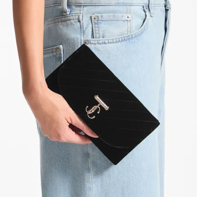 Cartera Curve con cadena. Mini bolso de terciopelo acolchado negro con barra JC de cristales Cartera Curve con cadena. Mini bolso de terciopelo acolchado negro con barra JC de cristales