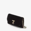 Cartera Curve con cadena. Mini bolso de terciopelo acolchado negro con barra JC de cristales Cartera Curve con cadena. Mini bolso de terciopelo acolchado negro con barra JC de cristales