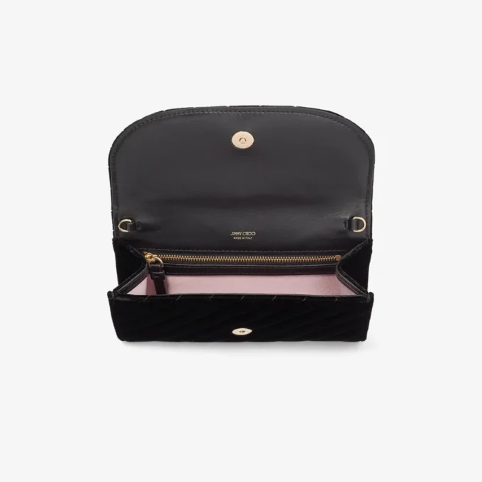 Cartera Curve con cadena. Mini bolso de terciopelo acolchado negro con barra JC de cristales Cartera Curve con cadena. Mini bolso de terciopelo acolchado negro con barra JC de cristales