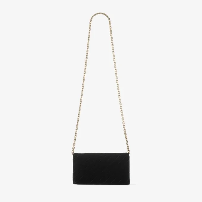 Cartera Curve con cadena. Mini bolso de terciopelo acolchado negro con barra JC de cristales Cartera Curve con cadena. Mini bolso de terciopelo acolchado negro con barra JC de cristales
