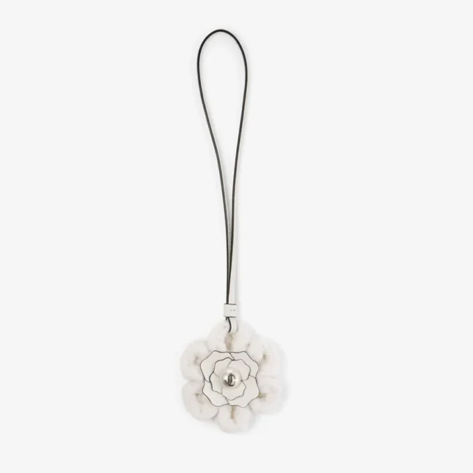 Colgante de flor de punto Colgante de flor de punto de lana color latte con ribetes de cuero