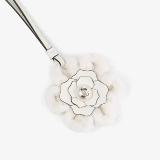 Colgante de flor de punto Colgante de flor de punto de lana color latte con ribetes de cuero