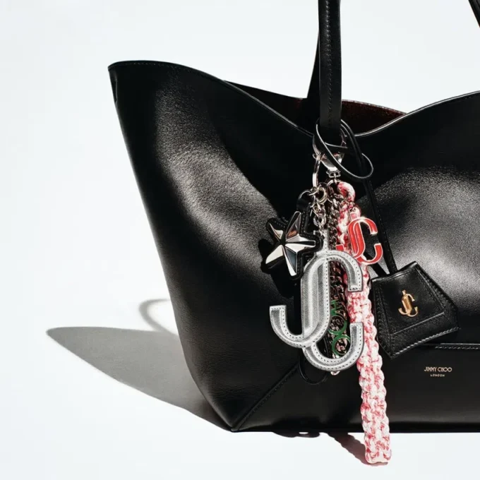 Colgante para bolso Jc Multi Charm en napa metalizada plateada y verde con el logotipo de la estrella