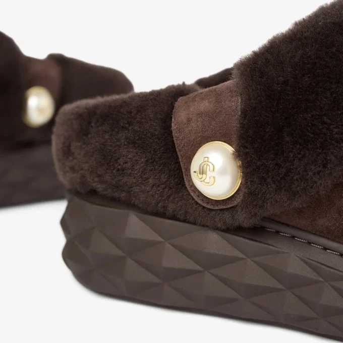 Diamond Maxi Mule F: sandalias de ante color chocolate con borreguillo Diamond Maxi Mule F: sandalias de ante color chocolate con borreguillo