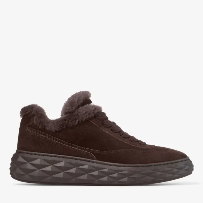 Diamond Maxi Retro M: zapatillas bajas de ante de terciopelo color chocolate con ribete de piel de oveja Diamond Maxi Retro M: zapatillas bajas de ante de terciopelo color chocolate con ribete de piel de oveja