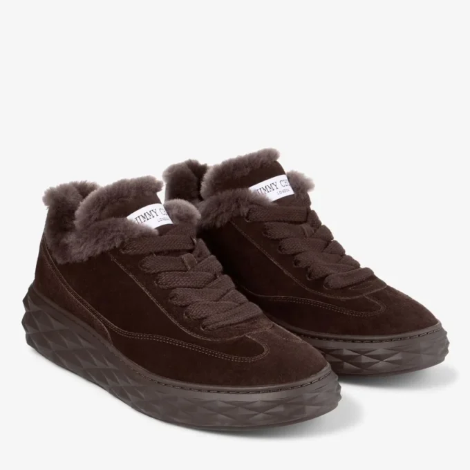 Diamond Maxi Retro M: zapatillas bajas de ante de terciopelo color chocolate con ribete de piel de oveja Diamond Maxi Retro M: zapatillas bajas de ante de terciopelo color chocolate con ribete de piel de oveja