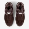 Diamond Maxi Retro M: zapatillas bajas de ante de terciopelo color chocolate con ribete de piel de oveja Diamond Maxi Retro M: zapatillas bajas de ante de terciopelo color chocolate con ribete de piel de oveja