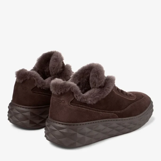 Diamond Maxi Retro M: zapatillas bajas de ante de terciopelo color chocolate con ribete de piel de oveja Diamond Maxi Retro M: zapatillas bajas de ante de terciopelo color chocolate con ribete de piel de oveja