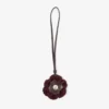 Dije de flor de punto Dije de flor de lana de punto en color merlot intenso con ribetes de cuero