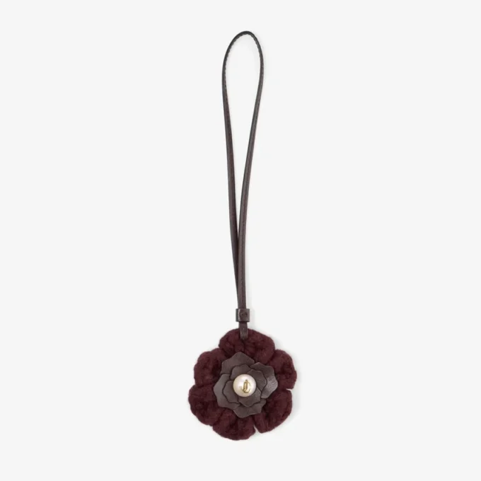 Dije de flor de punto Dije de flor de lana de punto en color merlot intenso con ribetes de cuero
