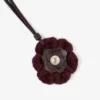 Dije de flor de punto Dije de flor de lana de punto en color merlot intenso con ribetes de cuero