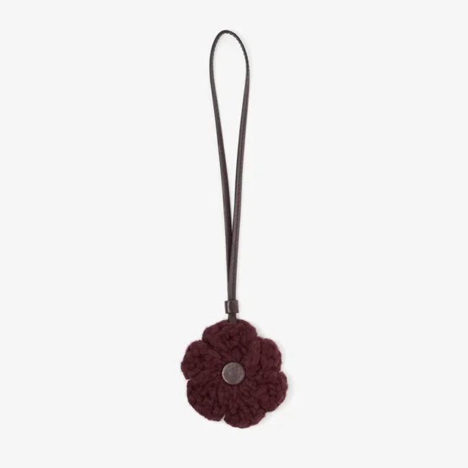 Dije de flor de punto Dije de flor de lana de punto en color merlot intenso con ribetes de cuero