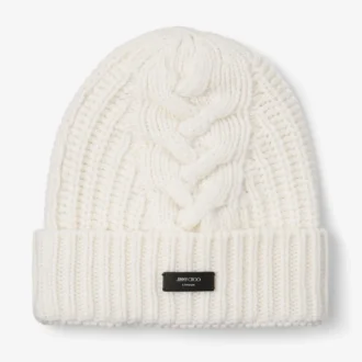 Gorro de punto trenzado Yuki Cable en color latte con etiqueta de cuero con el logotipo