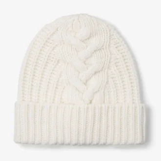 Gorro de punto trenzado Yuki Cable en color latte con etiqueta de cuero con el logotipo