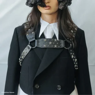 Jimmy Choo Noir Kei Ninomiya All Stars Harness Arnés de piel de becerro lisa negra con adornos metálicos de estrellas múltiples
