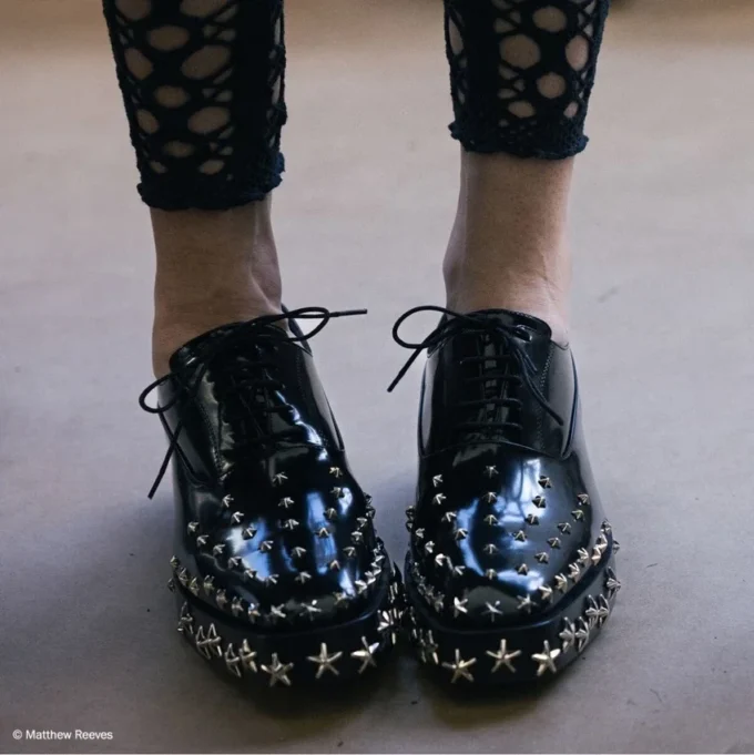 Jimmy Choo Noir Kei Ninomiya Star Shoe Zapatos negros de piel de becerro pulida con cordones y adornos de estrellas Jimmy Choo Noir Kei Ninomiya Star Shoe Zapatos negros de piel de becerro pulida con cordones y adornos de estrellas