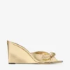 Livi Wedge 85: sandalias tipo mule de cuero napa metalizado dorado con cuña y lazo Livi Wedge 85: sandalias tipo mule de cuero napa metalizado dorado con cuña y lazo