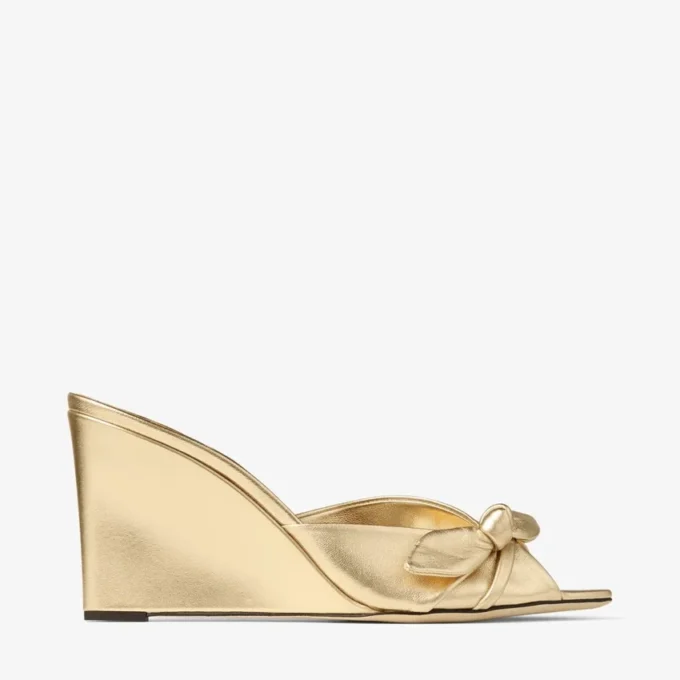 Livi Wedge 85: sandalias tipo mule de cuero napa metalizado dorado con cuña y lazo Livi Wedge 85: sandalias tipo mule de cuero napa metalizado dorado con cuña y lazo